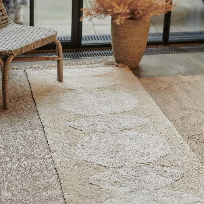 Cotton tufted runner in beige and cream tones.