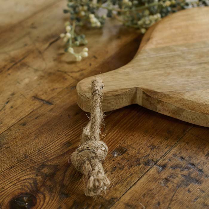 A closeup of the rope handle detail onthe Teram Wooden Board.
