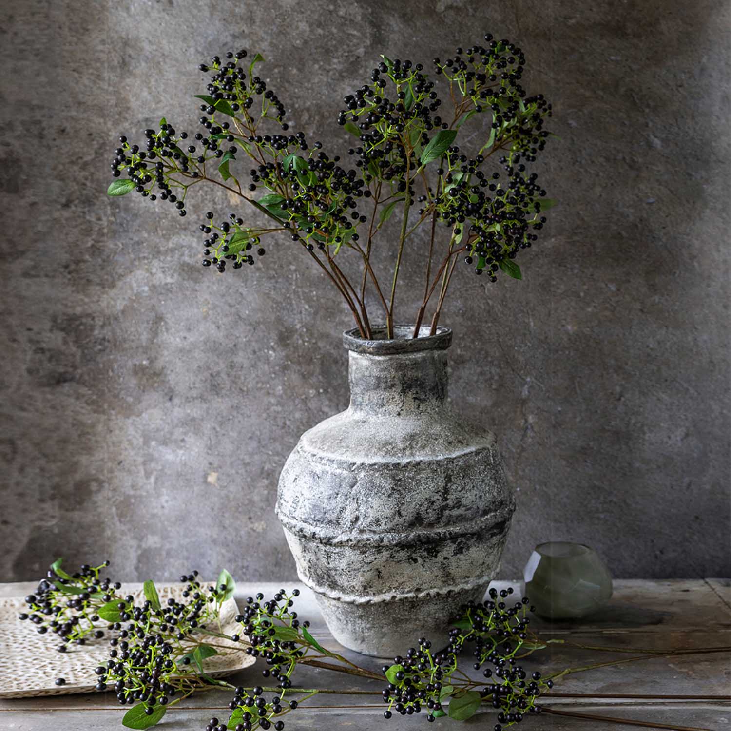 コンクリート製 フラワーベース 花瓶　ABIGAIL AHERN New In Botanicals and Vases | New Homeware | Abigail Ahern