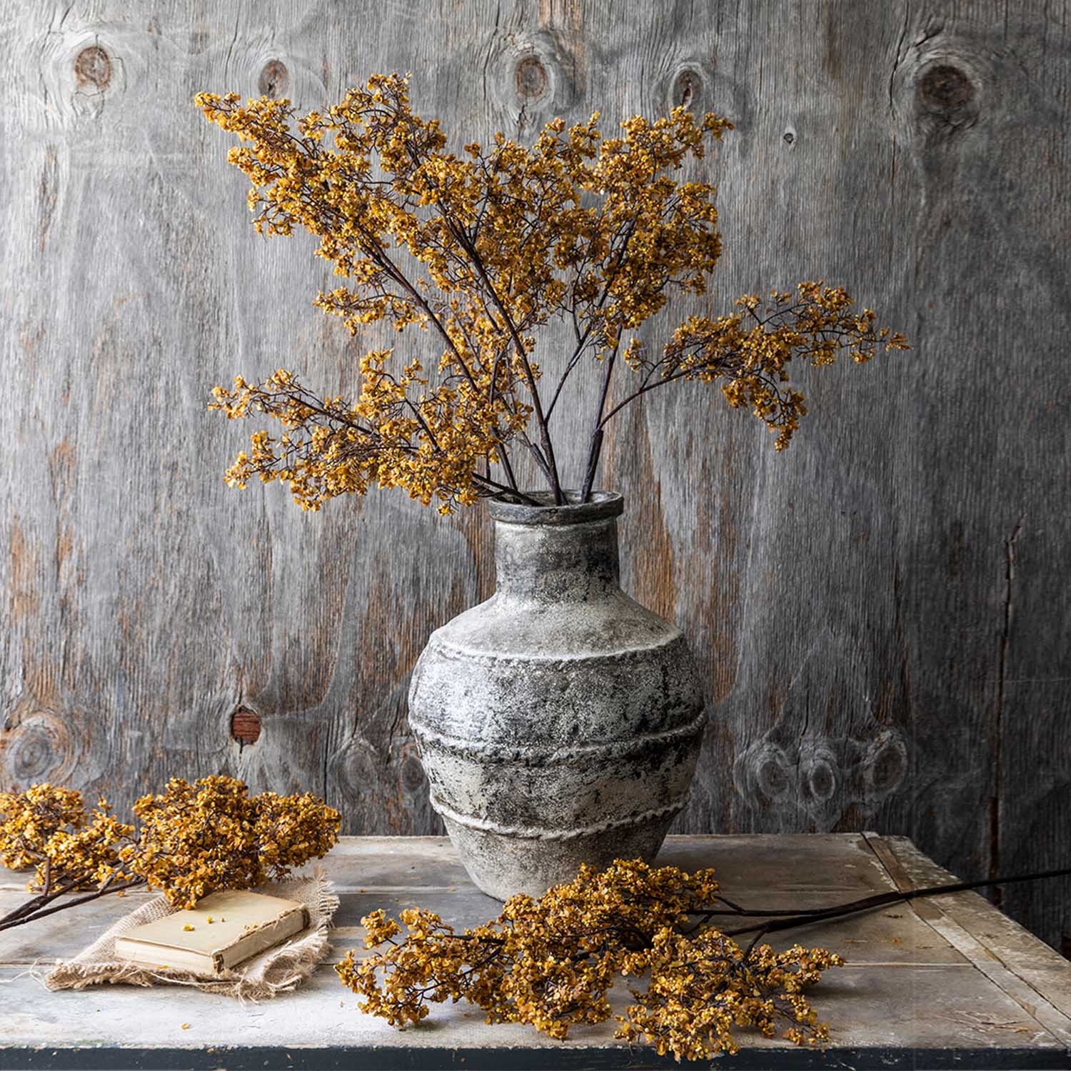 コンクリート製 フラワーベース 花瓶　ABIGAIL AHERN New In Botanicals and Vases | New Homeware | Abigail Ahern
