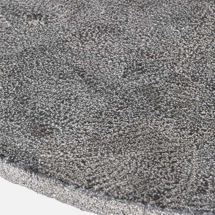 Detail image of the texture of the grey stone table of the Alseno end table.
