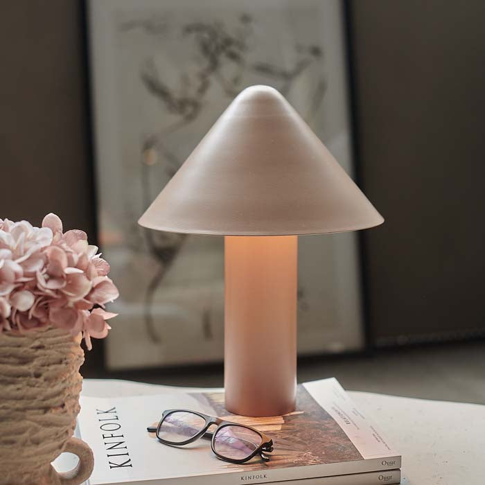 Metal table lamp finished in blush colour.