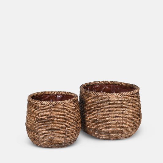 Two round baskets in different sizes sat next to eachother