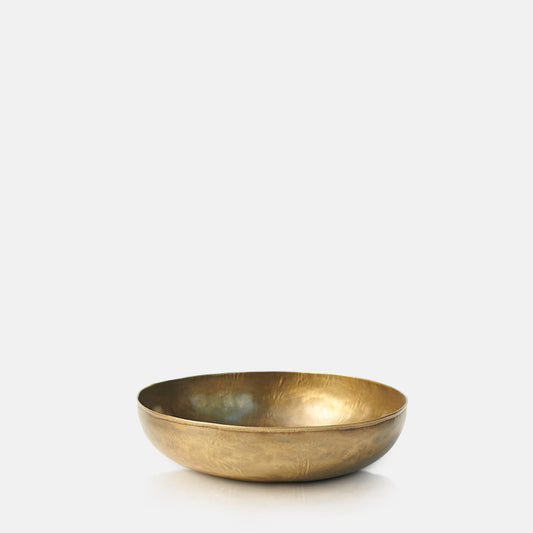 Shallow bowl in brass finish.